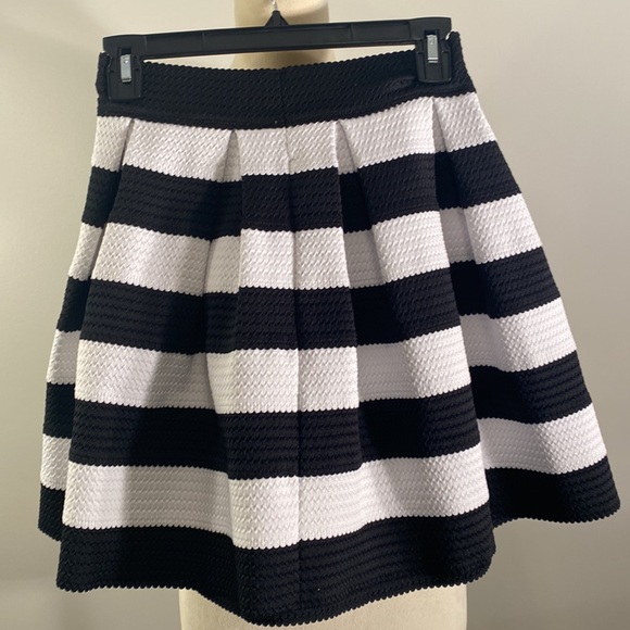 Express pleated striped skirt - Picture 4 of 5